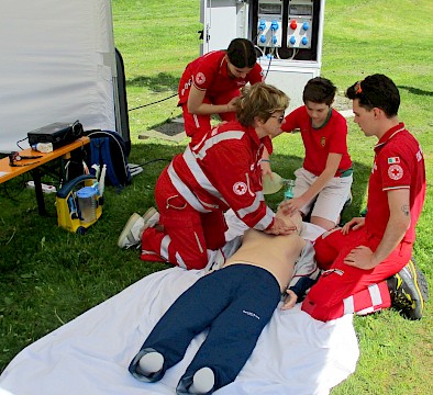 Massaggio cardiaco non stop alla festa della Croce Rossa